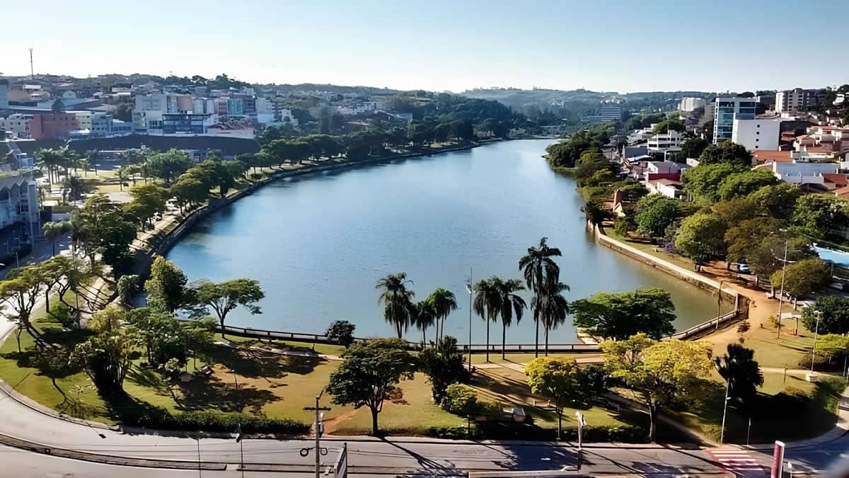 Vista aérea panorâmica de Bragança Paulista com sistema de transporte inteligente